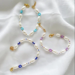 Armband Daisy  - Armbanden Daisy är handgjord av oss finns i 3 olika färger ( styck pris)