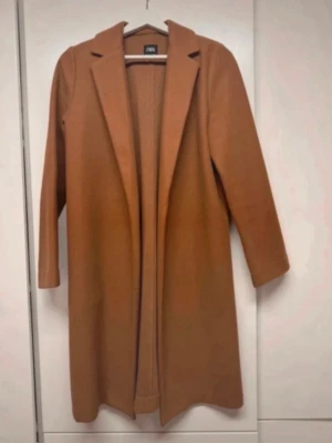 Klassisk brun kappa från Zara - Oanvänd kappa. Köpt i Zara. Storlek S.