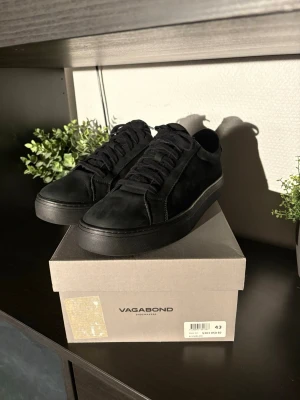 Vagabond Paul 2.0 - Skorna är storlek 43 men passar även mig som egentligen har 44.👟 Skorna kommer packade med orginal kartognen, som på sista bilden.📦 Skorna har tecken på användning men inget som förstör helhetsintrycket eller användningen av dem.🙌 Nypris 1400kr🏷️ Mitt pris 299kr🏷️🤩