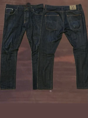 Mörkblå jeans från Nudie Jeans - Nudie jeans grim Tim open dry selvage. De sitter som 34/34 kan jag säga eftersom jag själv brukar ha w34. Men på lappen står det w36 l34. Hör av er om ni undrar något mer😁
