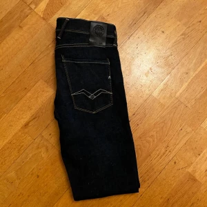Mörkblå jeans från Replay - Säljer ett par snygga mörkblå jeans från Replay. De är i storlek W32 L32. Jeansen har bara blivit provade en gång, nypris 1799kr.
