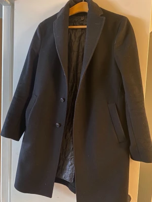 Massimo Dutti Rock - Storlek S. Uttagbar dunväst på insidan för varmare dagar. Lite lösa i fordringen på höger arm men annars fint skick. Nypris 2500 :-