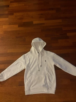 Vit hoodie från Polo Ralph Lauren - Säljer en stilren vit hoodie från Polo Ralph Lauren. Den är i storlek S och är aldrig använd. 