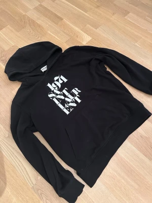 Svart Saint Laurent hoodie - Svart saint laurent hoodie i bra skick, kan gå ner i pris vid snabb affär 