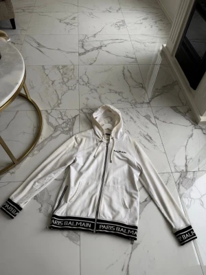 Balmain Hoodie zip  - Säljer denna unika balmain Hoodie som inte säljs längre köptes på outlett i Frankrike 