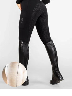 Svarta ridtights från ZacZess - Säljer ett par svarta ridtights från ZacZess med mobilficka på låret och silikonmönster för extra grepp. Insidan är fleecefodrad för värme och komfort. Tightsen har hög midja och elastisk passform, perfekta för ridning under kyligare dagar. Nypris 1200kr original förpackning ingår.