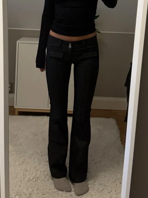 Svarta skinnbyxor - Jättesnygga svarta skinnbyxor från Nelly som tyvärr inte kommer till användning storlek 36