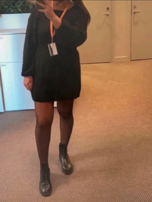 Svart stickad kortklänning  - Stickad klänning som är använd en gång. Tvättad. Köpt på Shein. Storlek S (den är stretch så den passar även en storlek M).