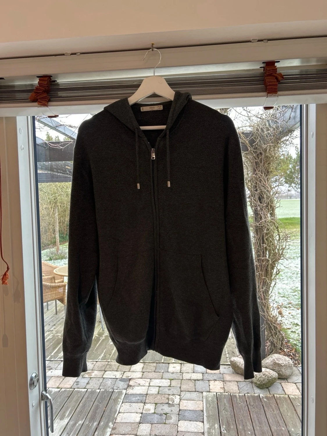 Stickad hoodie från Mango