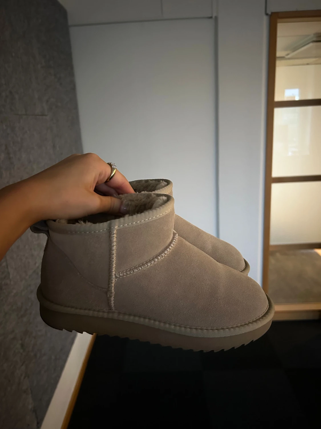 Beige boots i mocka med pälsfoder - 1