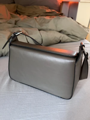 Next handväska - Next handväska i färgen oliv, org. pris 500kr, säljs 250kr eller närmast bud💖 inga synliga skador eller repor och i nyskick😊💕 vid frågor, skicka meddelande🥰