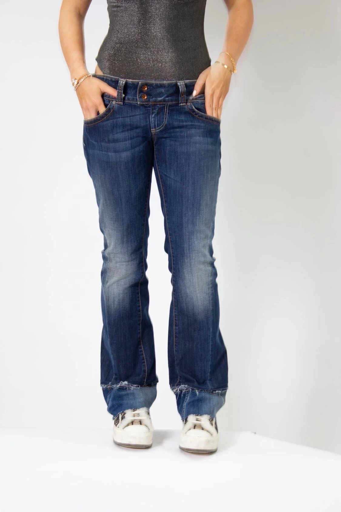 Blå bootcut jeans från Guess