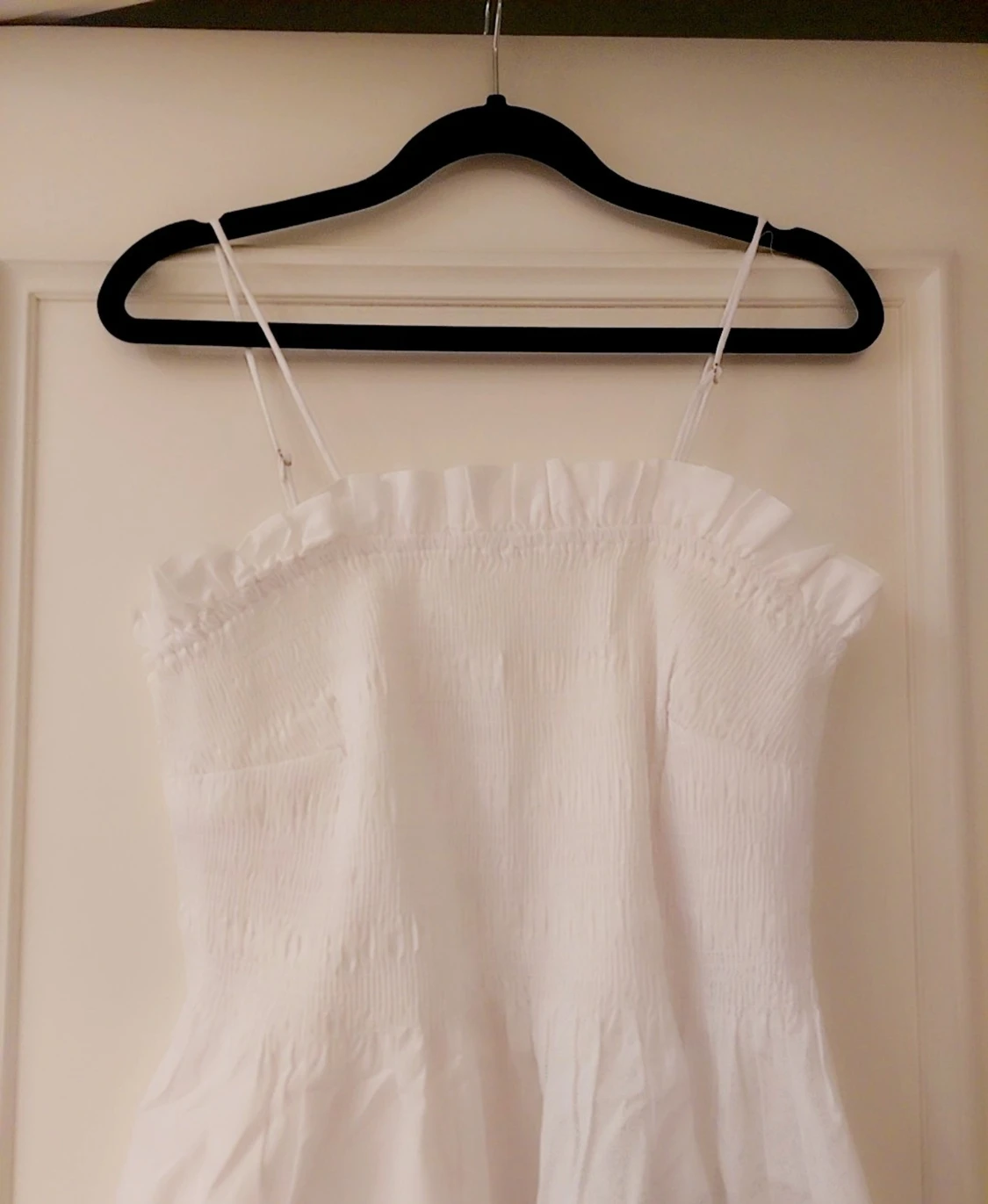 Vit långklänning med smock och volang - 1