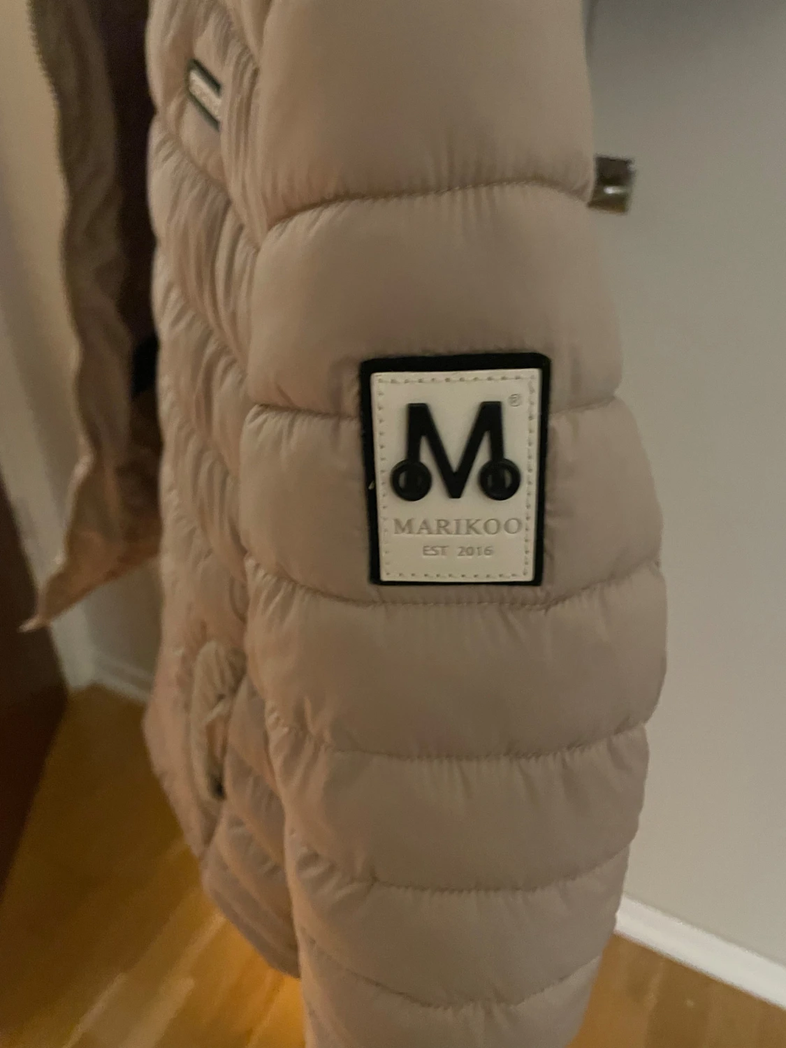 Beige pufferjacka från Marikoo - 4