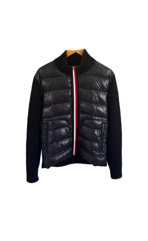 Moncler tricot cardigan - Äkta Moncler tricot cardigan i storleken L. I bra skick helt utan defekter utom vid ena ärmen där tyget slitits upp lite, finns möjlighet att fixa snyggt hos skräddare. Tveka inte att höra av dig vid frågor😁