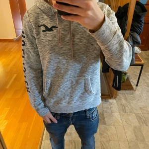 Grå hoodie från Hollister - Hollister hoodie | storlek S | skriv vid funderingar och skicka gärna bud! 