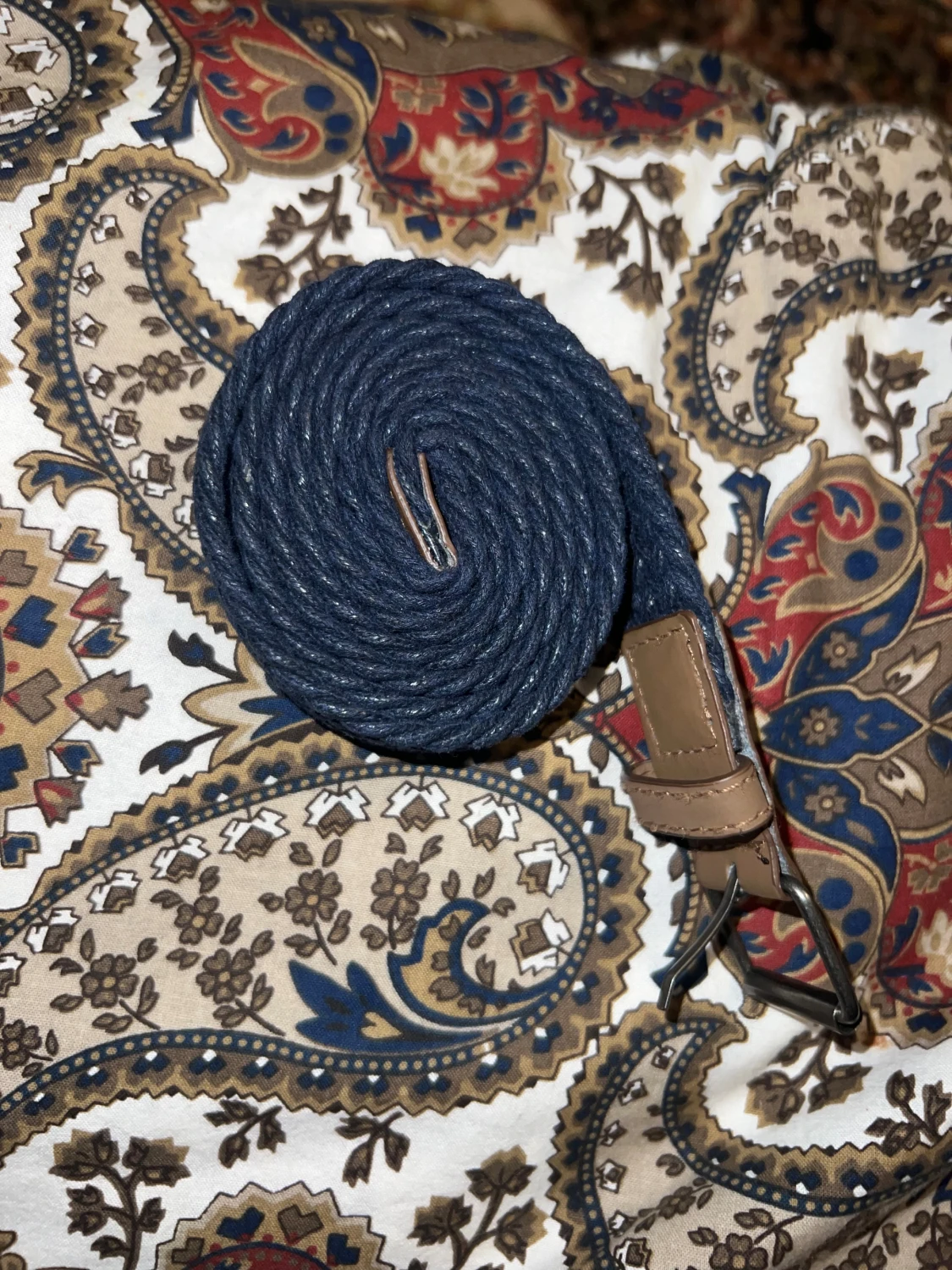 Mörkblå flätat bälte med skinn