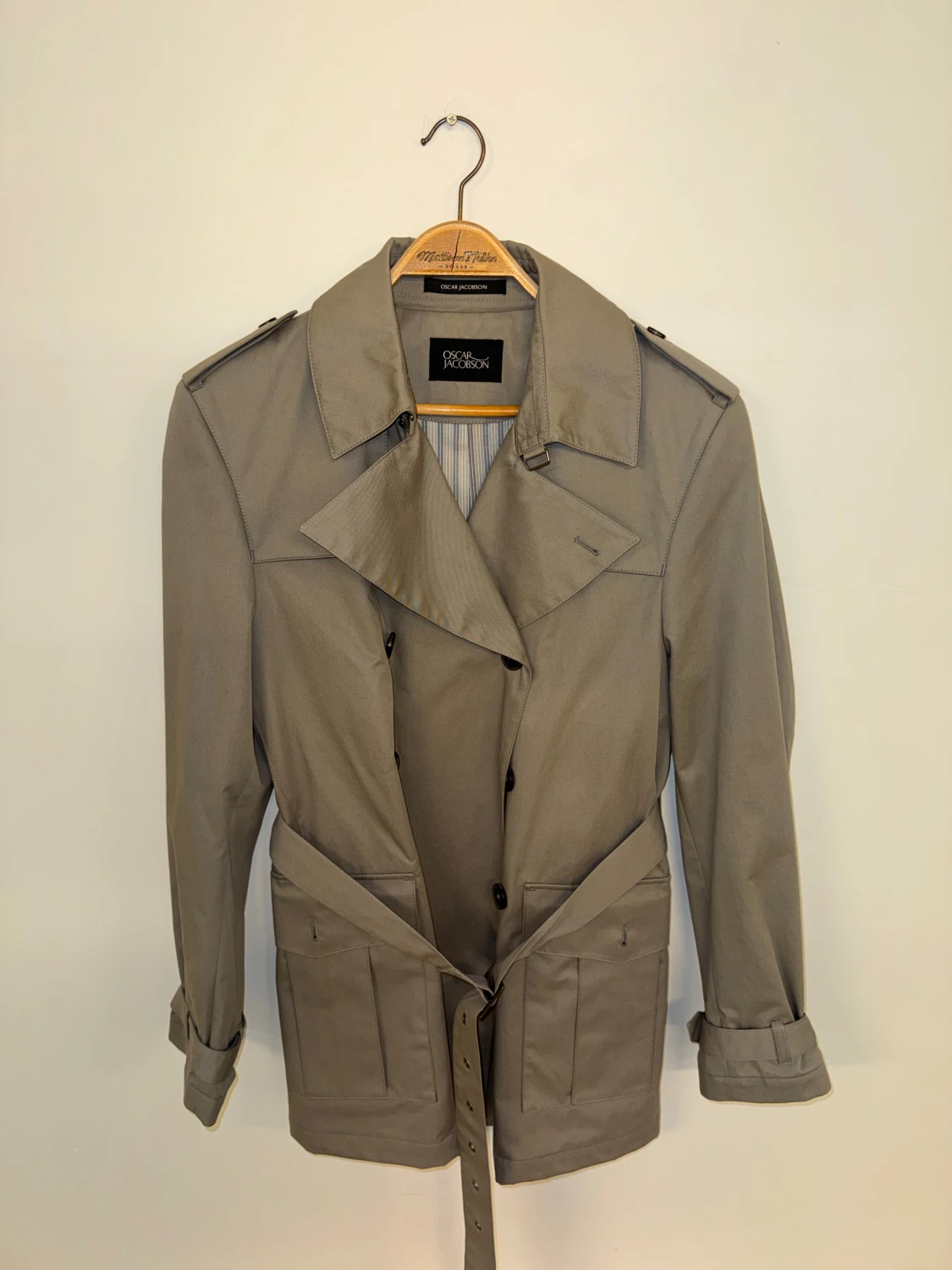 Beige trenchcoat från Oscar Jacobson