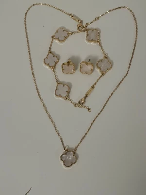 Smycken set tre delar - Säljer en exklusiv set av vita kläver. Pris kan diskuteras om du verkligen vill köpa!