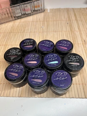 Bano Beauty Gel Color 5 ml - Säljer 10 st Gel colors från Bano Beauty   Färger: Ibiza Vibes, Cinnamon Bun, Mocha Latte, Birthday Cake, Rebell,  Autumn Walk, Chocolate Truffle, Queen, Dreamer, Self made. De är olika mängd i alla burkarna och dem säljs inte i styck. Färgerna kan man kolla på Bano Beauty’s hemsida. Nypris 125 kr st, ja säljer 10 st för 350 (35 kr/st)