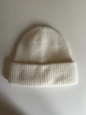 Vit mössa  - Vit mössa, aldrig använd. Kan tyvärr inte skicka med bild på då den inte passa mig därav säljer jag den. Kan gå ner i pris vid snabbt köp 