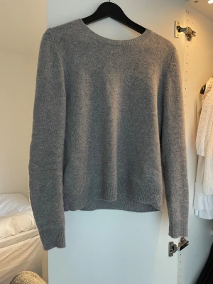 Kashmir tröja  - Jätte fin Kashmir tröja, från Zara. Säljer pga vill köpa en annan. Inga defekter, som ny. Köpt för 2000kr. Stlr M men passar som x/s. 