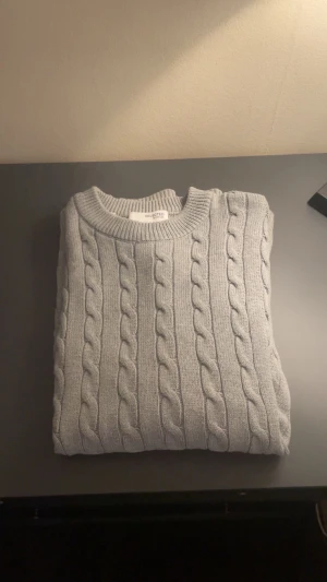 Ljusgrå stickad tröja från Selected - Snygg ljusgrå stickad tröja från Selected med klassiskt kabelstickat mönster. Rund halsringning och långa ärmar med ribbade muddar. Perfekt för dig som gillar stilrena och tidlösa plagg. Passar dig som vill ha en normal passform. Nypris: 700. Skriv vid minsta fråga!⭐️