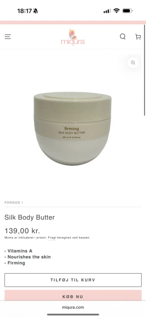 Miqura Silk Body Butter 200ml - Miqura Silk Body Butter i en rund, krämvit plastburk på 200 ml. Den är firming och innehåller vitamin A som ger näring till huden. Snygg minimalistisk design med guldtext och logga på locket. Perfekt för dig som vill ha mjuk och återfuktad hud. Nypris 139kr