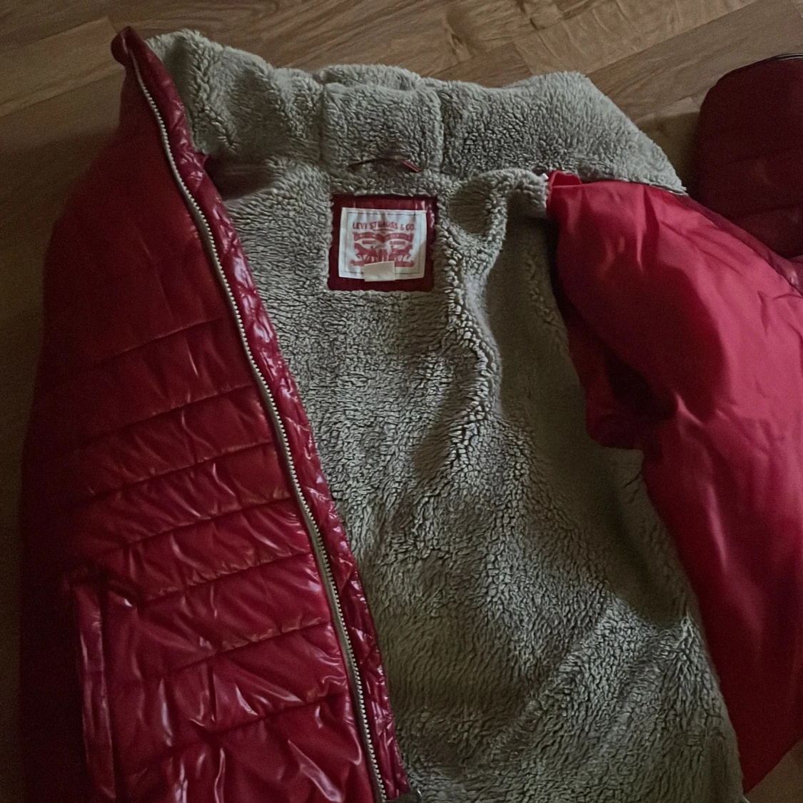 Röd pufferjacka med teddyfoder