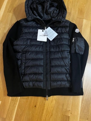 Moncler Cardigan - En helt ny cardigan från moncler. Den är helt oanvänd. Värmer dig från -5 och varmare. Pris kan diskuteras. Storlek är M.