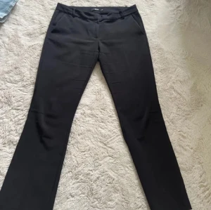 Svarta kostymbyxor från Bik Bok - Snygga svarta kostymbyxor från Bik Bok med rak passform. Byxorna har fickor. lågmidjade!! använd fåtal gånger