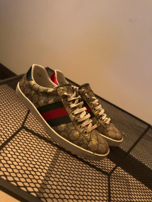 Gucci Ace  - Säljer nu mina unika Gucci Ace köpta från Gucci själva gammal kollektion riktig sköna skor köpta för typ 6500 jag har använt dem ett par gånger jag har tagit väl hand om dem
