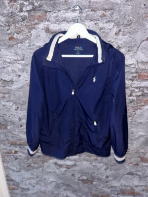 Ralph Lauren cardigan -  Bra skick, det vita vid kragen har gulnat lite men annars toppskick. Storlek XS passar dig som är mellan 165-175cm. Nypris ca 2500kr. Modellen är 185 cm, 79 kg. Passar bra nu till höst/vinter. Skriv för mer information!🤝