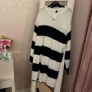 Från 329kr till 169kr!  - Supermysig stickad lång tröja. Ordinarie pris är 329kr, aldrig använd och prislapp kvar. 