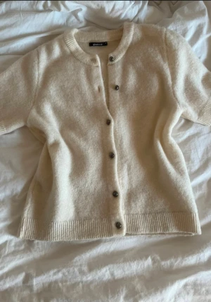 Beige stickad tröja  - Superfin stickad tröja från Gina Tricot, säljer då den inte kommer till användning💕 Endast testad   Liten i storleken så passar s💕
