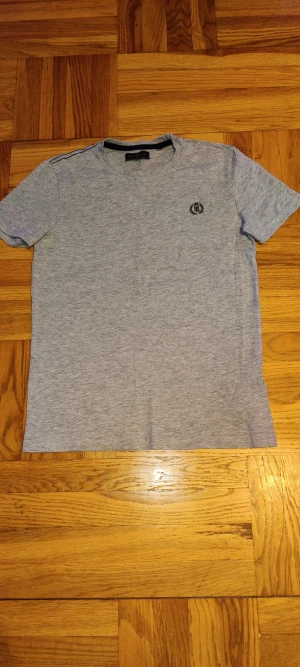 Henri Lloyd t shirs - En snygg Henri Lloyd t-shirt i grå färg för barn.