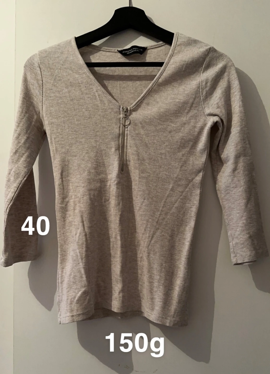 Beige ribbad topp med dragkedja