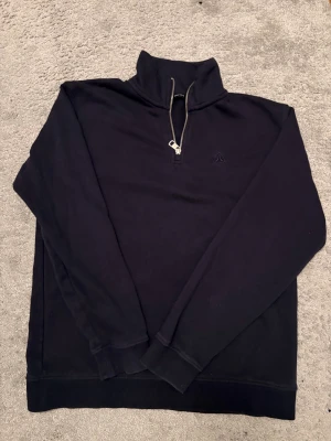 Mörkblå Firefly half zip hoodie - Snygg mörkblå half zip hoodie från Firefly. Tillverkad i mjuk bomull och polyesterblandning (80% bomull, 20% polyester). Perfekt för chill eller skola. Och lite extra stil i vardagen. 