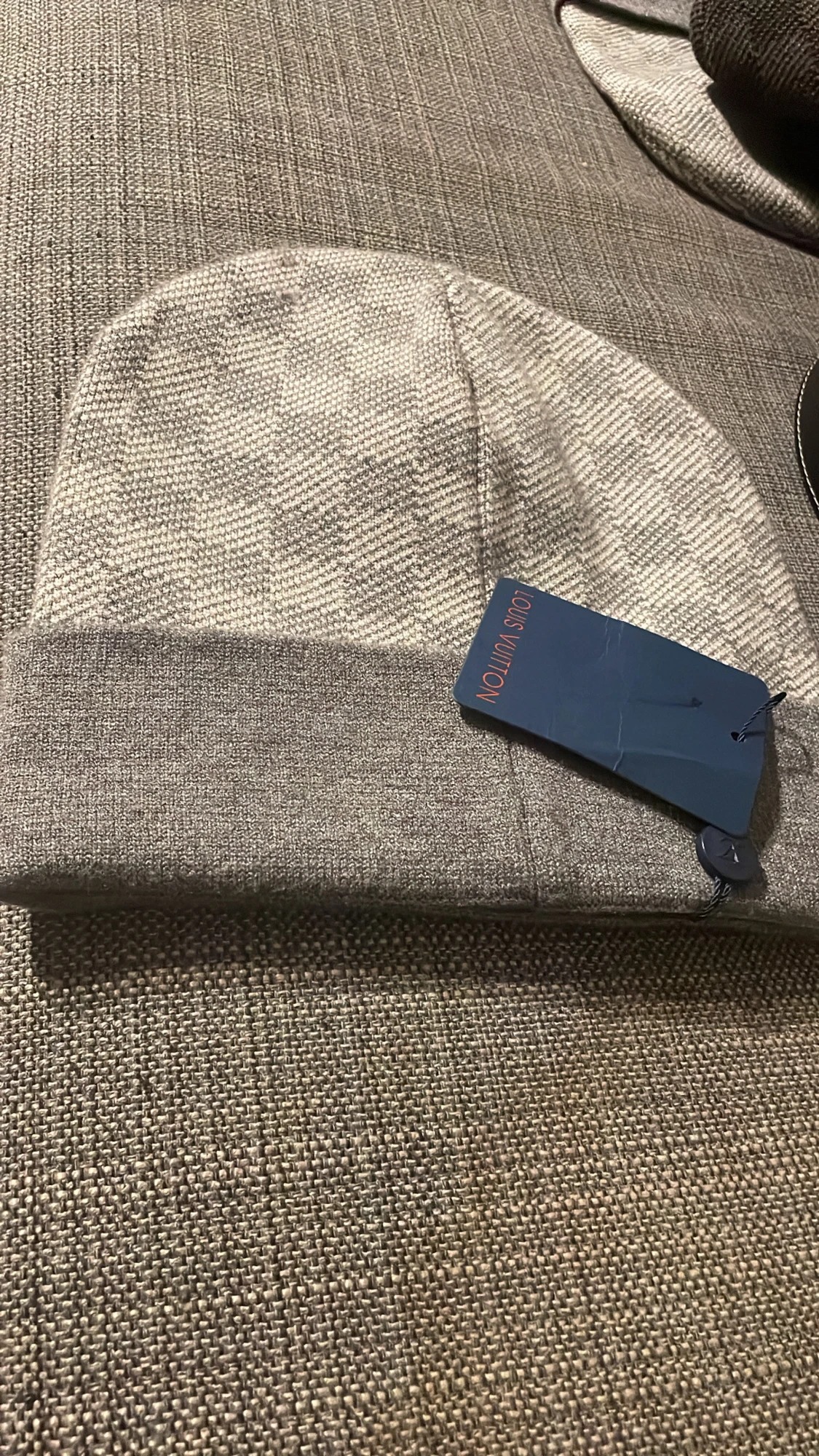 Grå  mössa med mönster - 1