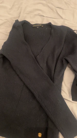 Svart omlott kofta Pernilla Wahlgren - Snygg svart ribbad omlott kofta från Pernilla Wahlgren i storlek L. jätte mjukt och skönt materiel men kommer aldrig till användning tyvärr