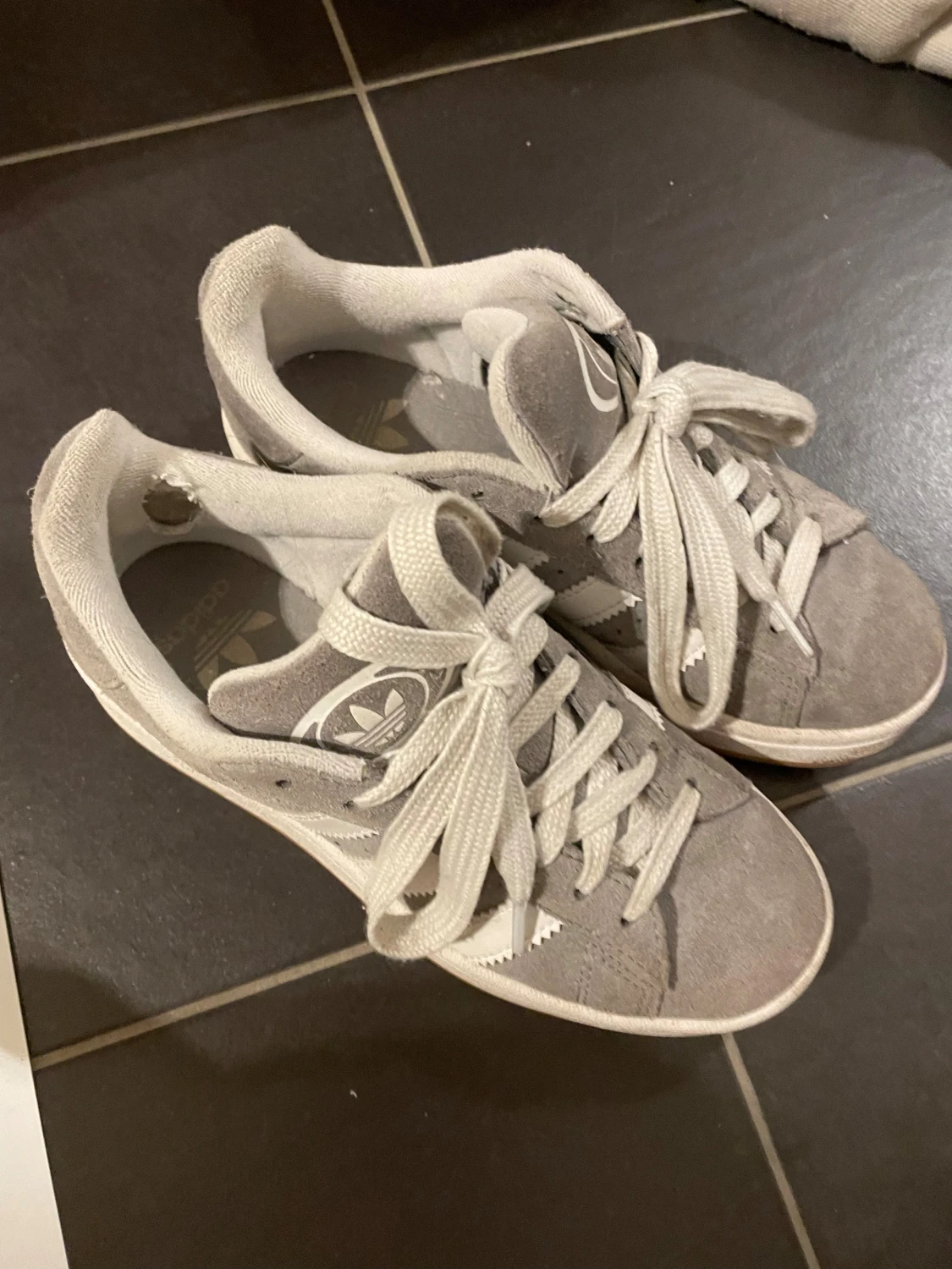 Grå Adidas Campus sneakers i mocka - 2