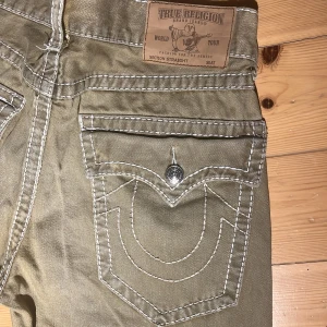 True religion jeans - Tja! Säljer nu dessa true religion jeans i en asfet rare colorway🌟De är köpta från vintage and friends i Sthlm och är knappt använda🌕De är jättesköna men passar tyvärr inte mig så därför säljer jag🙌 Hör av dig vid frågor!