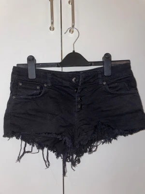 Jeansshorts  - Jeansshorts från gina, supersnygga, används inte.