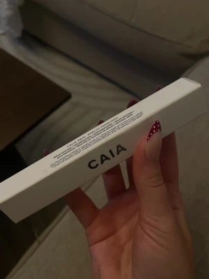 CAIA Faux Real Serum Mascara - Säljer en CAIA Faux Real Serum Mascara i snygg vit förpackning. Denna mascara är framtagen för att ge längd och volym till fransarna med en vårdande formula som innehåller serum. Perfekt för dig som vill ha naturligt snygga fransar med extra boost. Oöppnad 