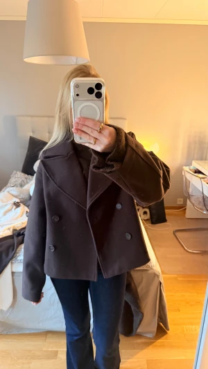Brun kappa Gina Tricot  - Säljer en brun kappa från Gina tricot som jag köpte för tre månader sedan. Den är i storlek XS och max använd tre gånger, därför är den i mycket fint skick. Nypris 599,95 kr. Hör gärna av dig vid frågor❤️