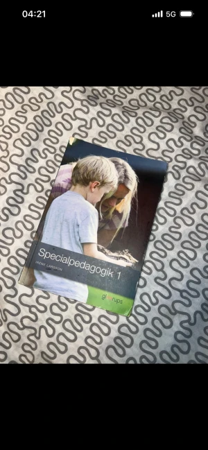 Specialpedagogik 1 - Specialpedagogik 1 är en kursbok som ger dig grunderna inom specialpedagogik. Perfekt för dig som pluggar eller vill förstå mer om hur man stöttar och hjälper andra i olika lärandesituationer.