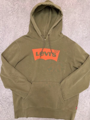 Levis Hoodie - Tja! Säljer denna stilrena gröna Levis Hoodien ! Storlek S / Skick 7/10 använd ett år men den har mycket kvar att ge! Priset är ej hugget i sten, tveka inte att kontakta vid frågor eller funderingar!