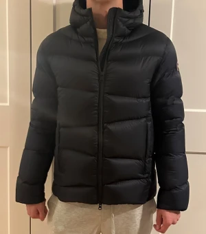 Svart Colmar pufferjacka med huva - Mörkblå vinterjacka ifrån Colmar som är enkel att matcha. Inte använd mer än 10 ggr så nästan nyskick. Köpt ifrån Zalando för 7500 kr som syns på sista bilden! Storlek 46 vilket passar S. Han på bilden är ca 179. Hör av er om frågor eller fler bilder!