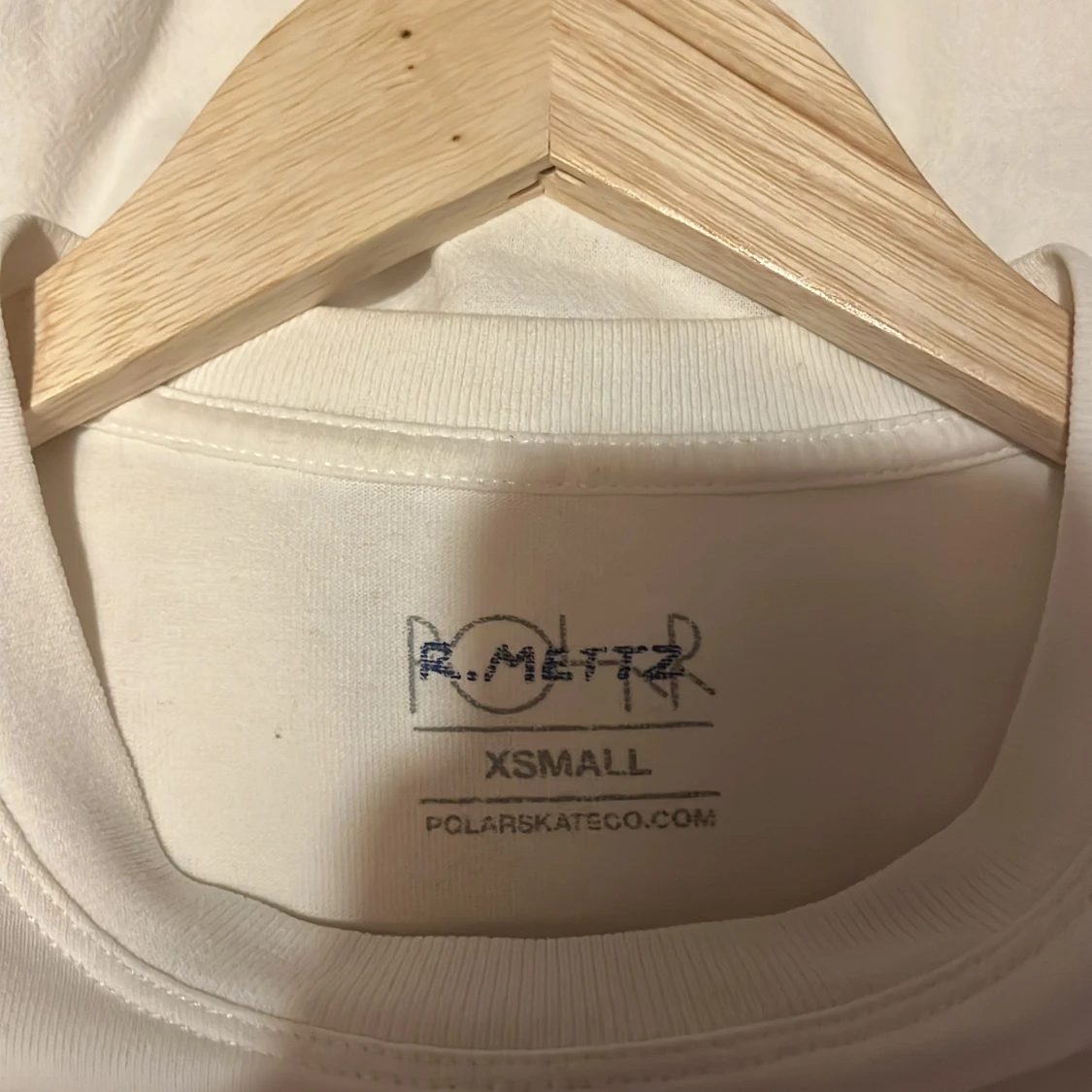 Vit t-shirt med konstnärligt tryck - 2