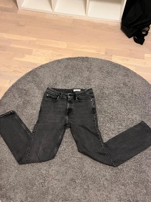 Svarta jeans från Tiger of Sweden - Snygga svarta jeans från Tiger of Sweden med klassisk femficksdesign och raka ben. Jeansen har en mörk tvätt och stilrena sömmar, perfekt för dig som gillar en clean look. Materialet är jeans och de har normal passform. Hör av er vid minsta fundering 🙌🫰👏🤝